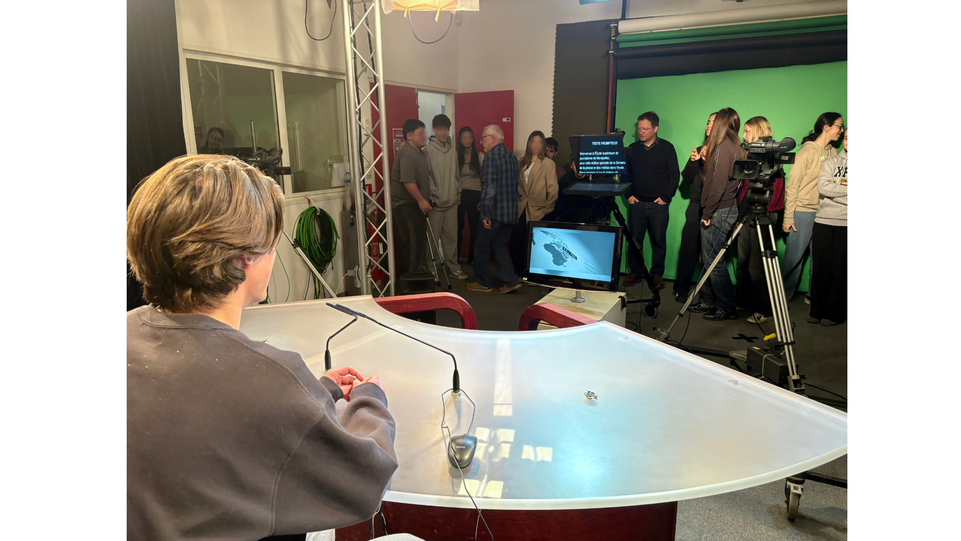 Un lycéen teste la présentation d'un JT